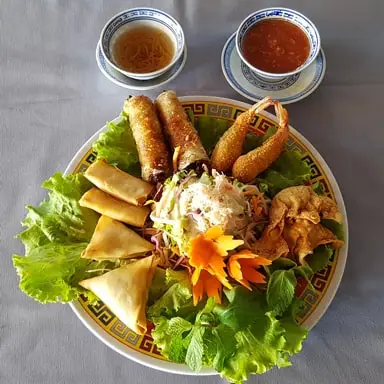 Assiette d’entrées asiatiques : nems, samoussas et beignets de crevettes