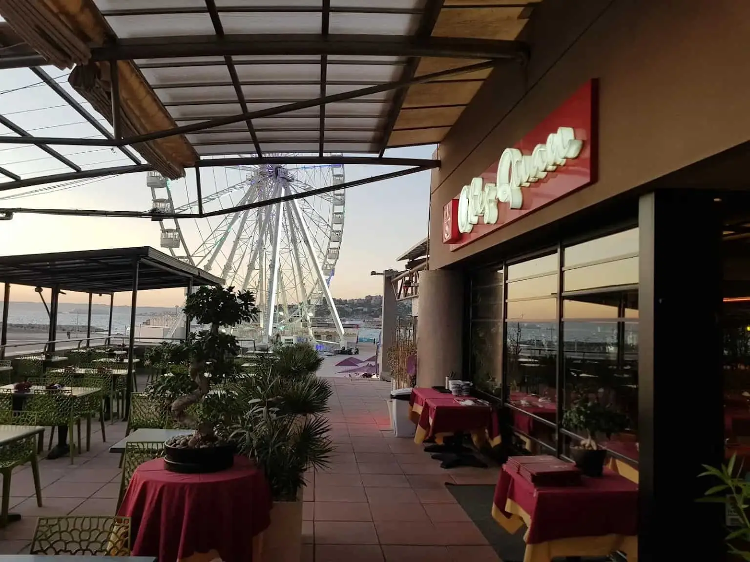 Terrasse du restaurant Chez Quan à l’Escale Borély, face à la grande roue et à la mer