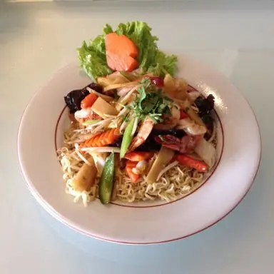 Nouilles sautées aux crevettes et aux légumes