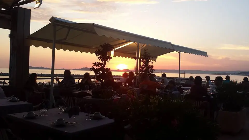 Terrasse panoramique de Chez Quan au coucher du soleil sur la mer